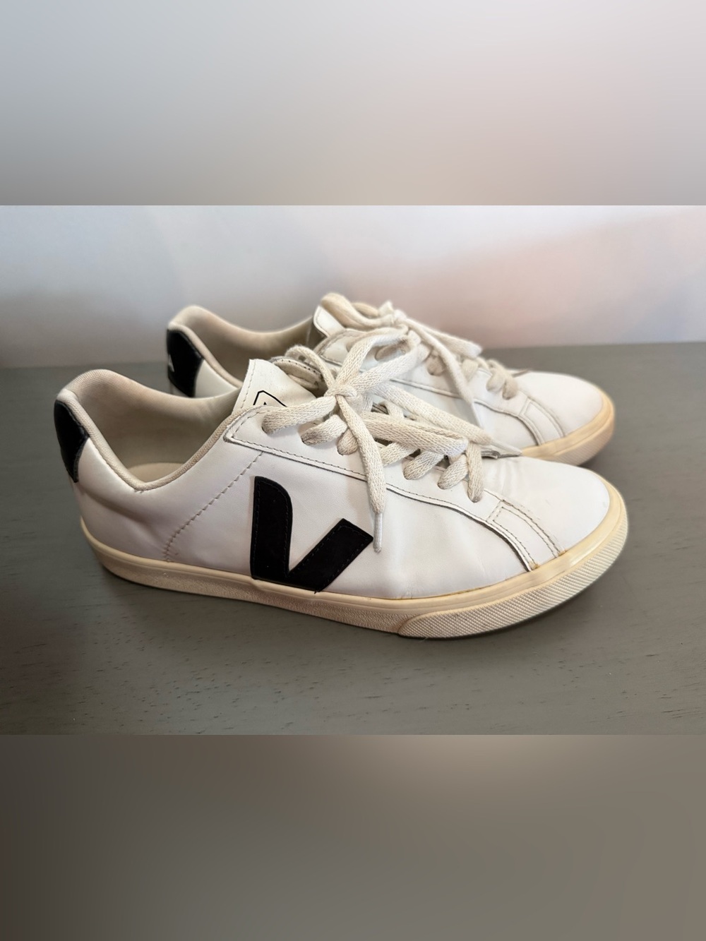 Veja Shoes Womens 9 White Leather Logo Low Top Sneakers Casual Comfort